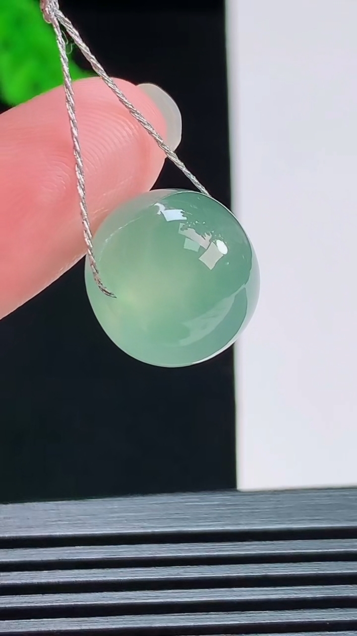 天然A货翡翠路路通吊坠，尺寸14.2-12 重量:5.00g
8月7日