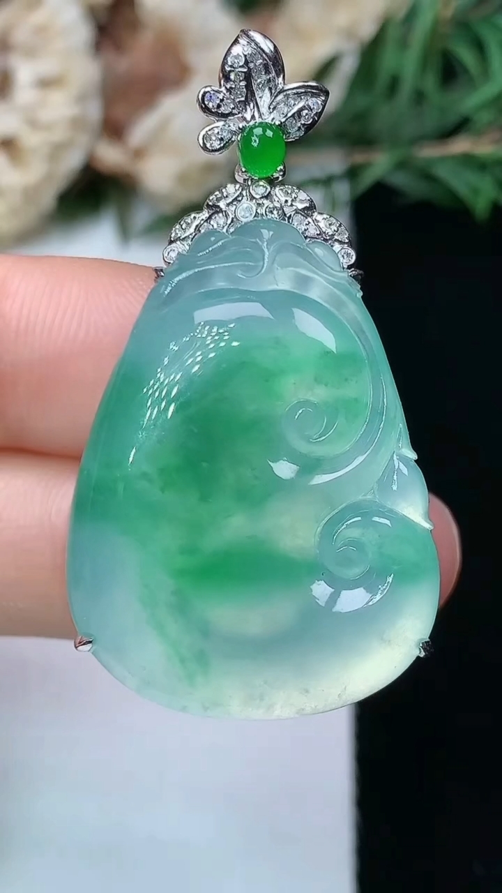 天然A货翡翠如意吊坠，尺寸30-22.4-9.7，重量:12.27g
8月7日