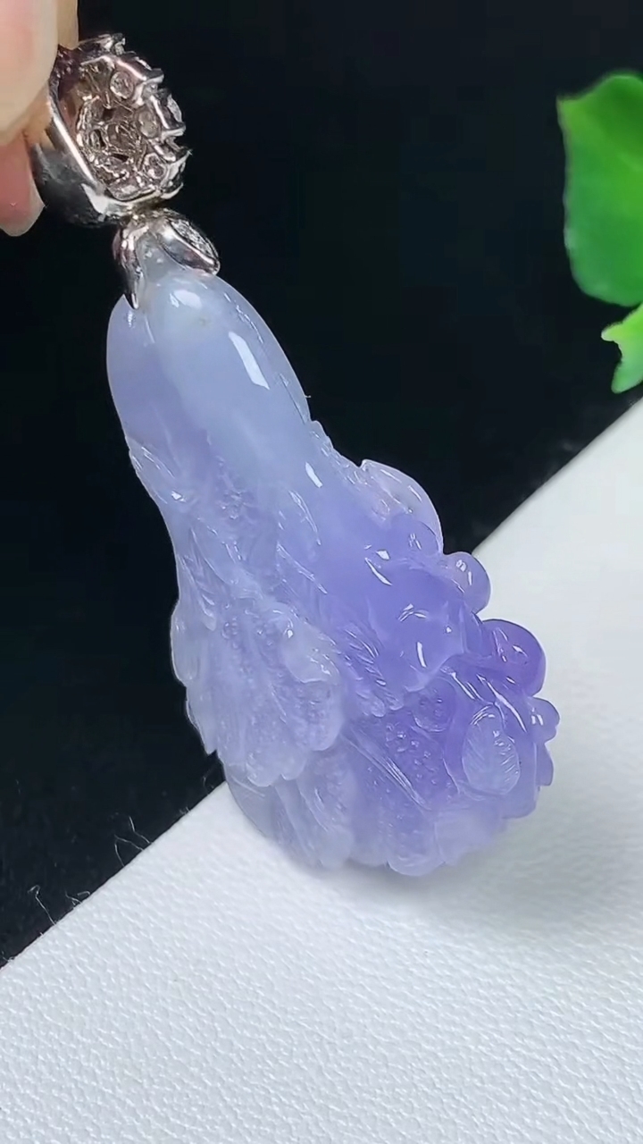 天然A货翡翠k金紫罗兰白菜吊坠，尺寸30.5-19.6-7.8，重量:8.12g
8月7日