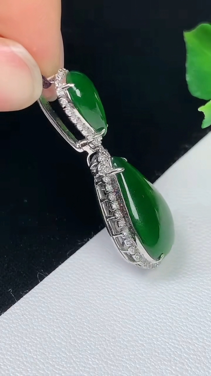 天然A货翡翠水滴吊坠，尺寸33-13.9-7.7，裸石17.5-12.2，重量:3.89g
8月7日