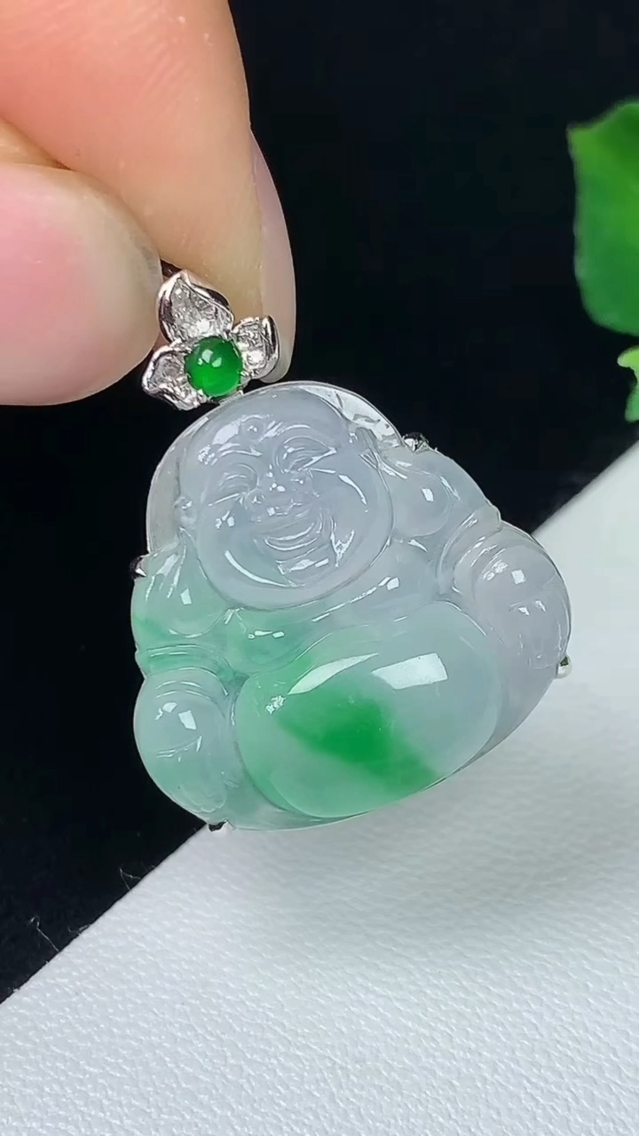 天然A货翡翠佛公吊坠，尺寸25.5-19.2-20.5-6.6，重量:3.65g
8月7日