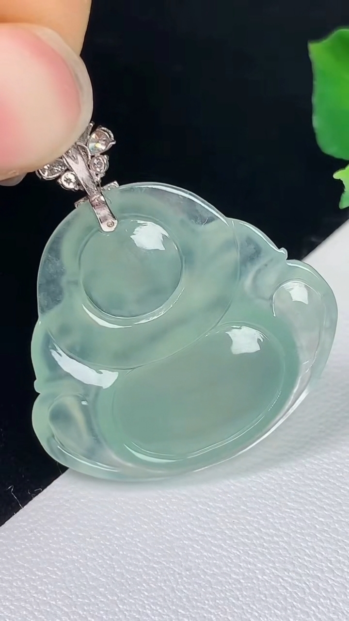 天然A货翡翠佛公吊坠，尺寸23.7-27.6-5.8，重量:6.00g
8月7日