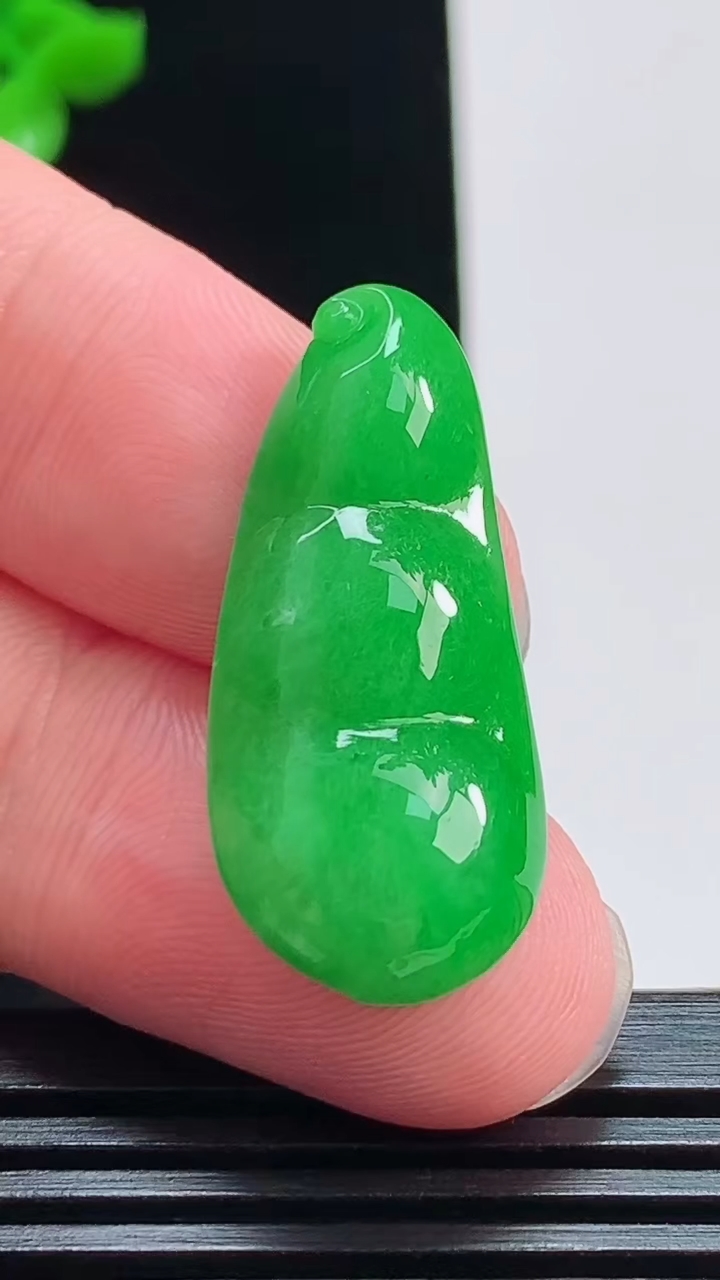 天然A货翡翠福豆吊坠，尺寸31-14-6.2，重量:4.31g
8月7日