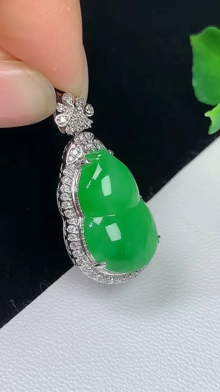 天然A货翡翠葫芦吊坠，尺寸27-13.7-8.8，裸石16.9-11，重量:4.72g
8月7日