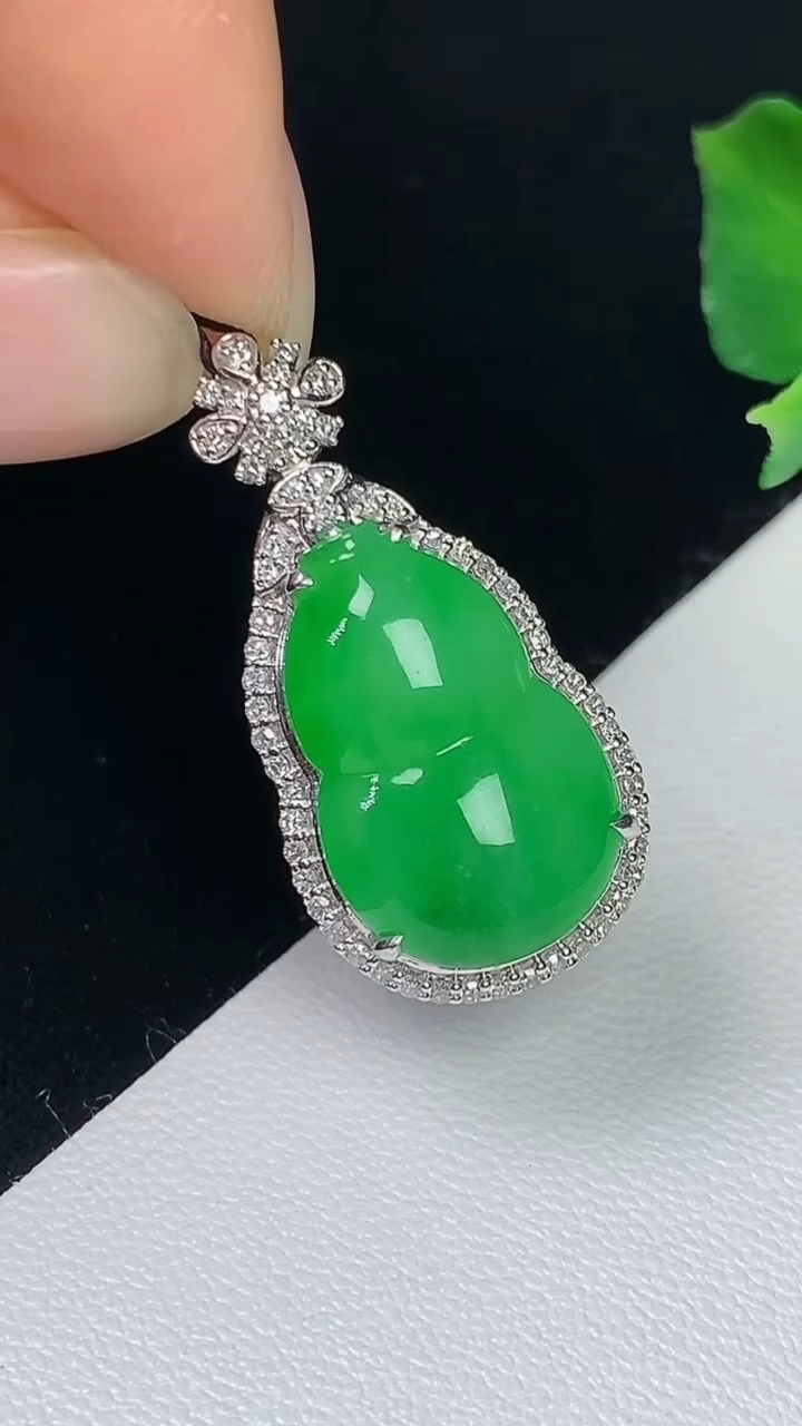 天然A货翡翠葫芦吊坠，尺寸27-13.7-8.8，裸石16.9-11，重量:4.72g
8月7日