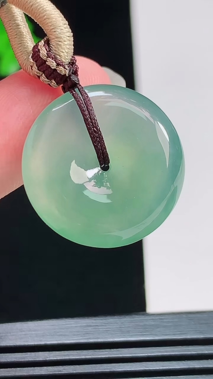 天然A货翡翠平安扣吊坠，尺寸22-5.5 重量:8.40g
8月7日