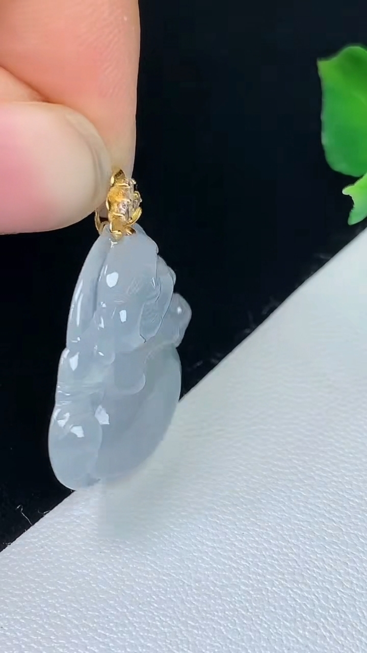天然A货翡翠白冰佛公吊坠，尺寸21-27-4.9，重量:4.49g
8月7日