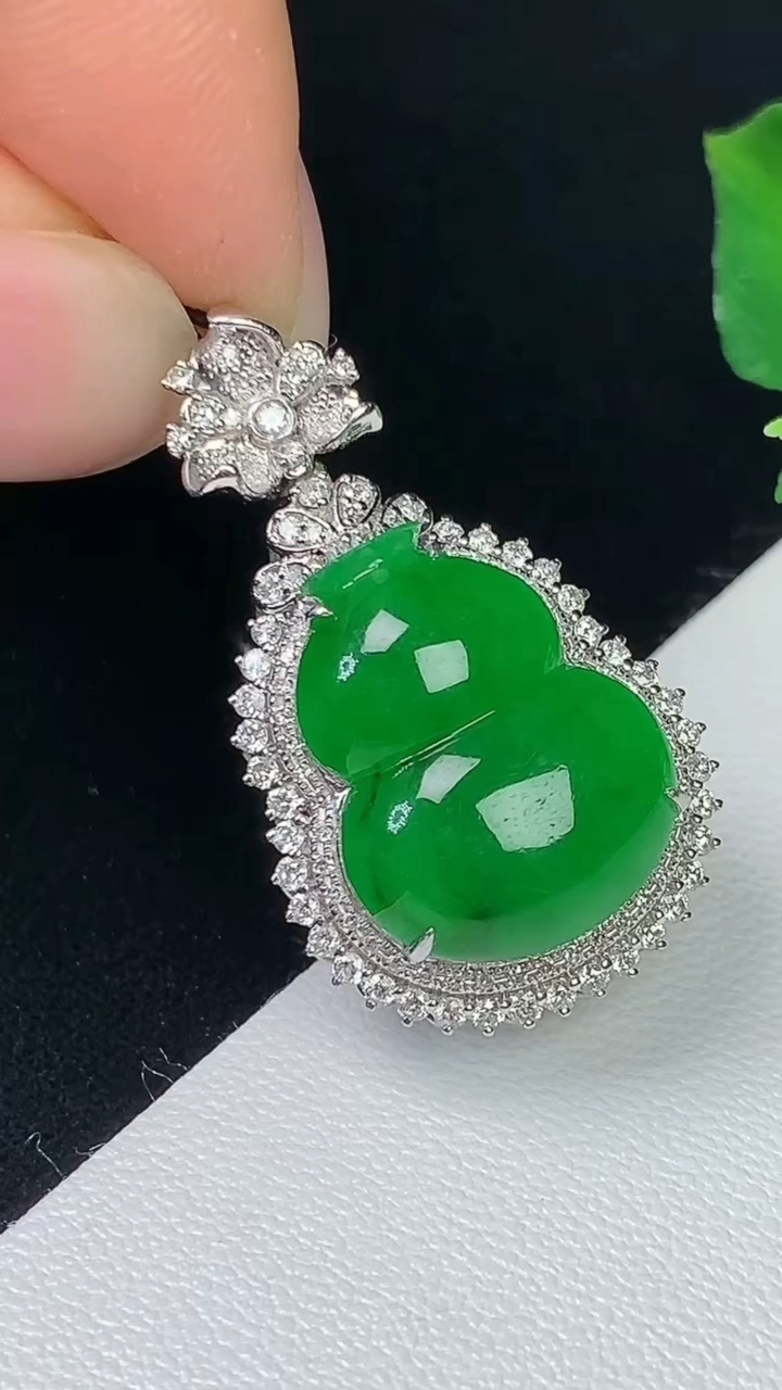 天然A货翡翠葫芦吊坠，尺寸30.4-17.7-11.6，裸石16.4-13，重量:5.47g
8月7