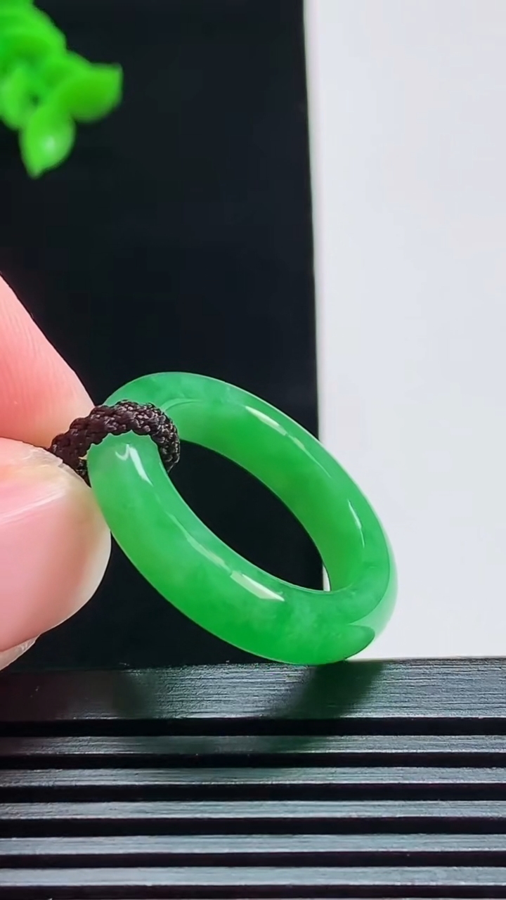天然A货翡翠玉指环 戒指，尺寸18.3-5.2-4 重量:4.51g2026年8月7日
工厂直销收藏佳品,种好水足，色泽均匀，有种有色，上手高大气！