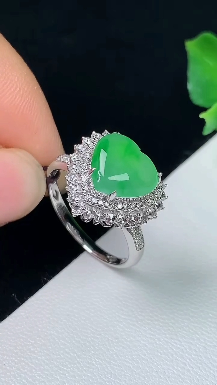 天然A货翡翠爱心戒指，尺寸17.2-8.5-9.5，重量:3.21g
8月7日