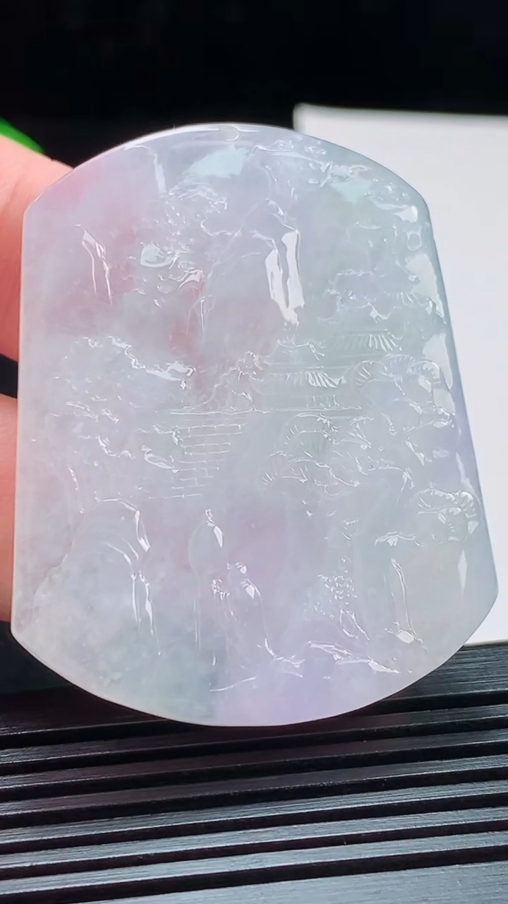 天然A货翡翠牌吊坠，尺寸49-39-5.2 重量:24.48g
8月7日