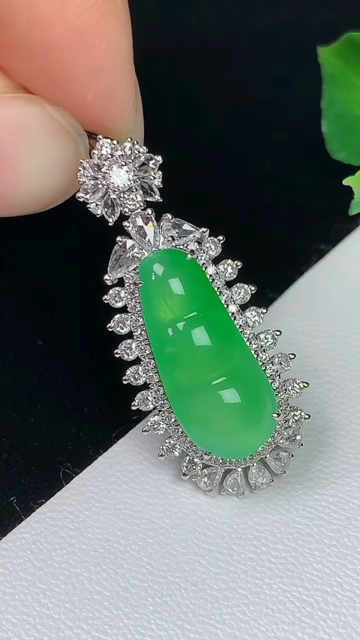 天然A货翡翠福豆吊坠，尺寸32.6-14.3-9.2，裸石18-8，重量:4.62g
8月7日