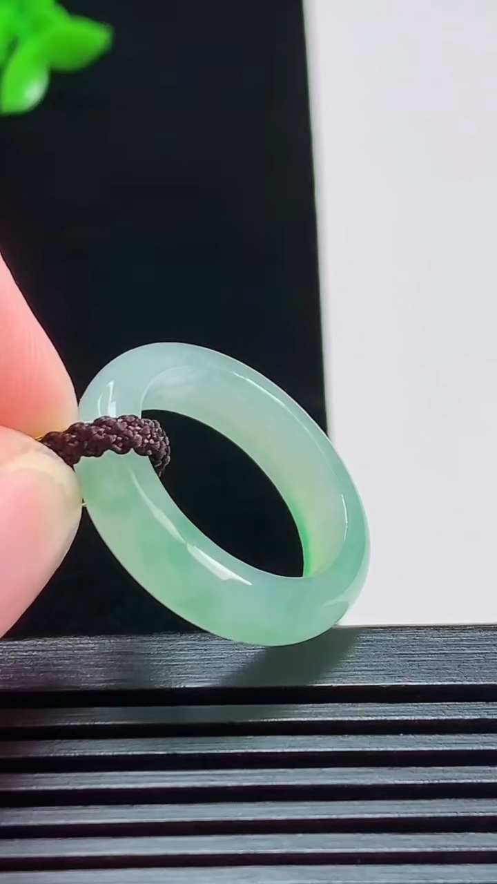 天然A货翡翠玉指环 戒指，尺寸17.2-5.2-3.5 重量:3.53g2026年8月7日
工厂直销收藏佳品,种好水足，色泽均匀，有种有色，上手高大气！