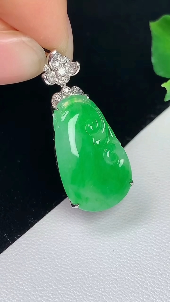 天然A货翡翠如意吊坠，尺寸20.2-12.3-5.5，重量:3.26g
8月7日