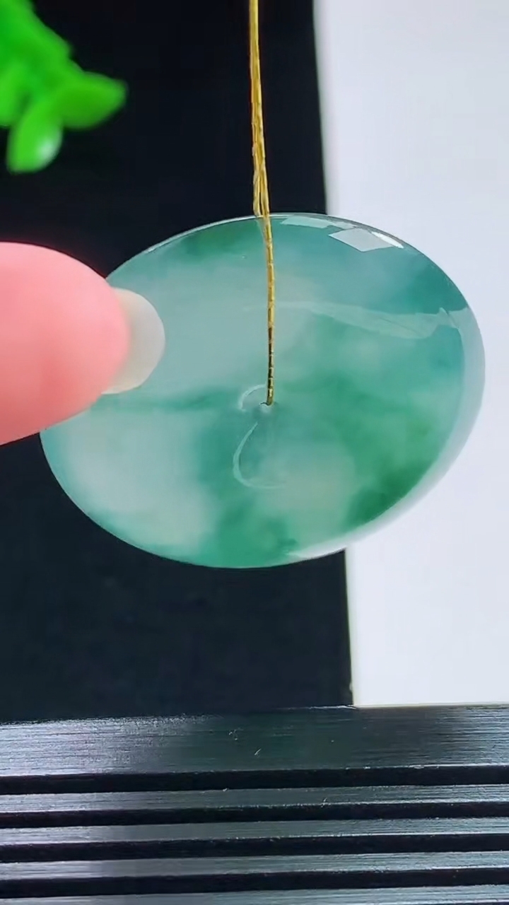 天然A货翡翠种飘花平安扣吊坠，尺寸30-6 重量:11.44g
8月7日