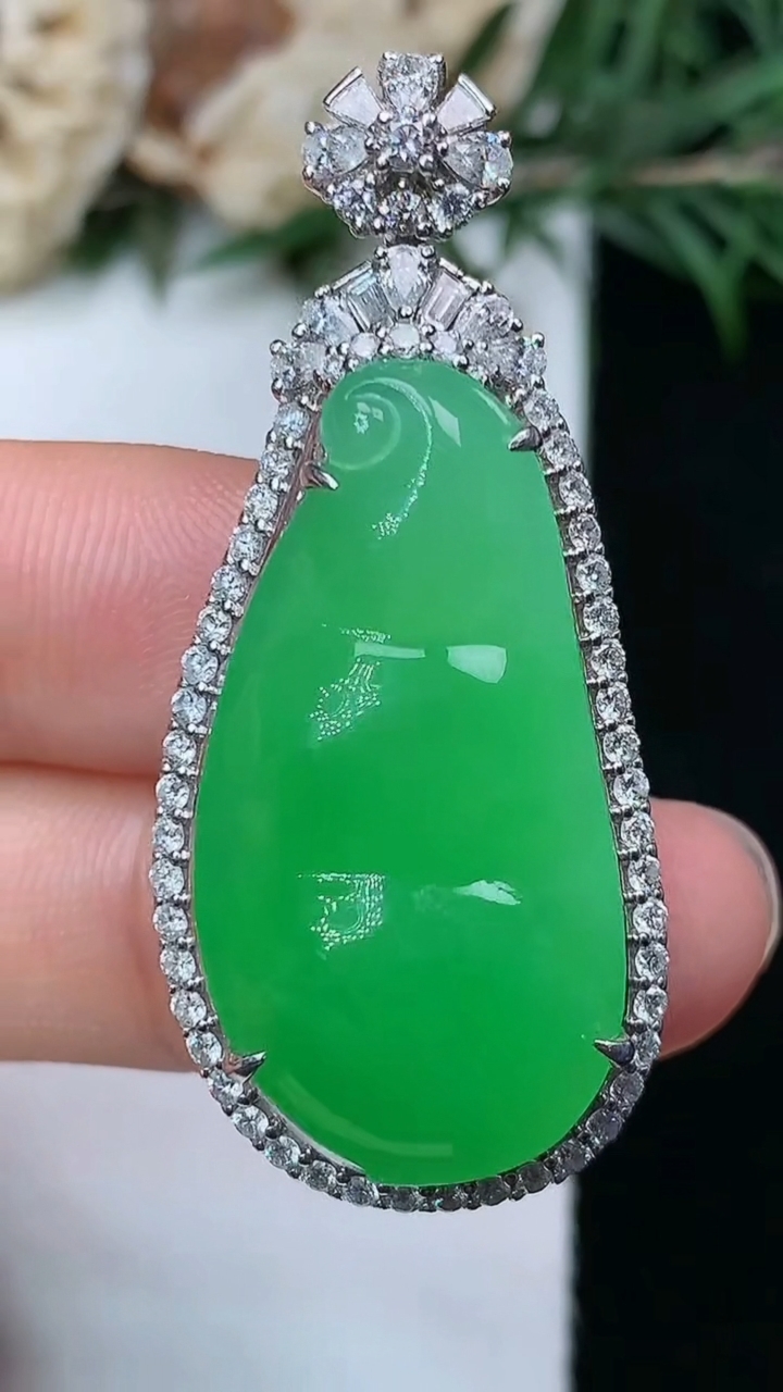 天然A货翡翠福豆吊坠，尺寸43.2-19-10.2，裸石29.7-15.4，重量:12.10g
8月7日，重量:12.10g