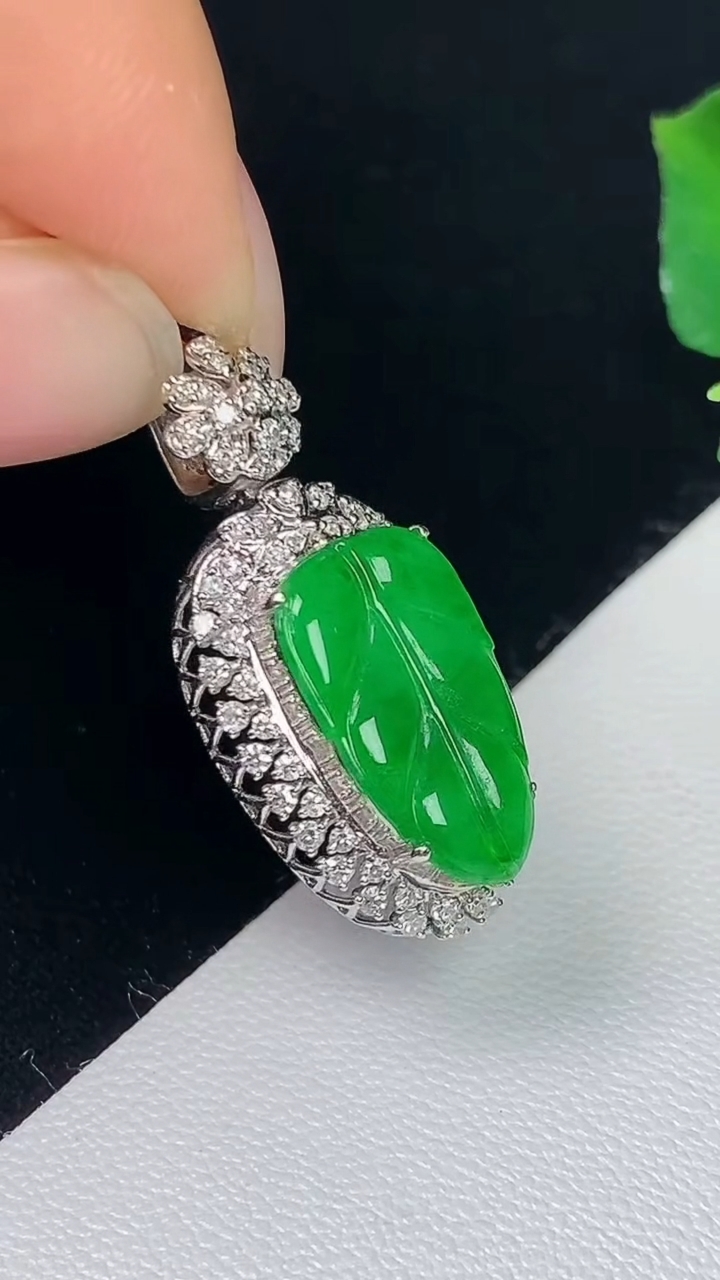 天然A货翡翠金枝玉叶 叶子吊坠，尺寸25.7-12.6-8裸石14.6-9，重量:2.61g
8月7日