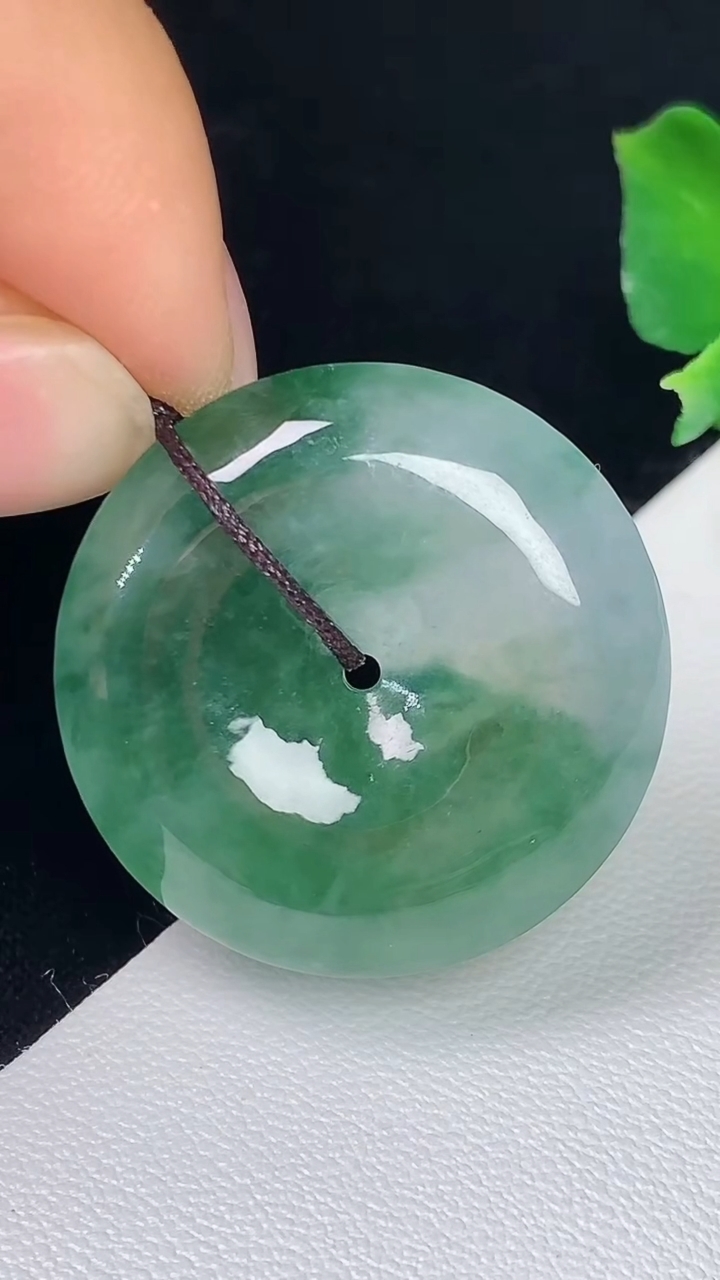 天然A货翡翠平安扣吊坠，尺寸26.3-6，重量:8.22g
8月7日