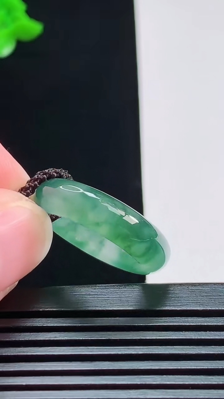 天然A货翡翠冰种飘花玉指环 戒指，尺寸16.8-5.6-3.5 重量:4.08g2026年8月7日
工厂直销收藏佳品,种好水足，色泽均匀，有种有色，上手高大气！