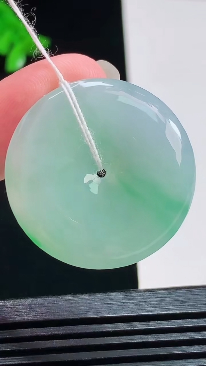 天然A货翡翠平安扣吊坠，尺寸30.4-5.2 重量:10.47g
8月7日