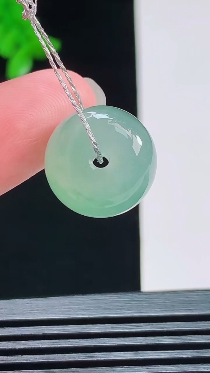 天然A货翡翠路路通吊坠，尺寸15-10.5 重量:5.11g
8月7日