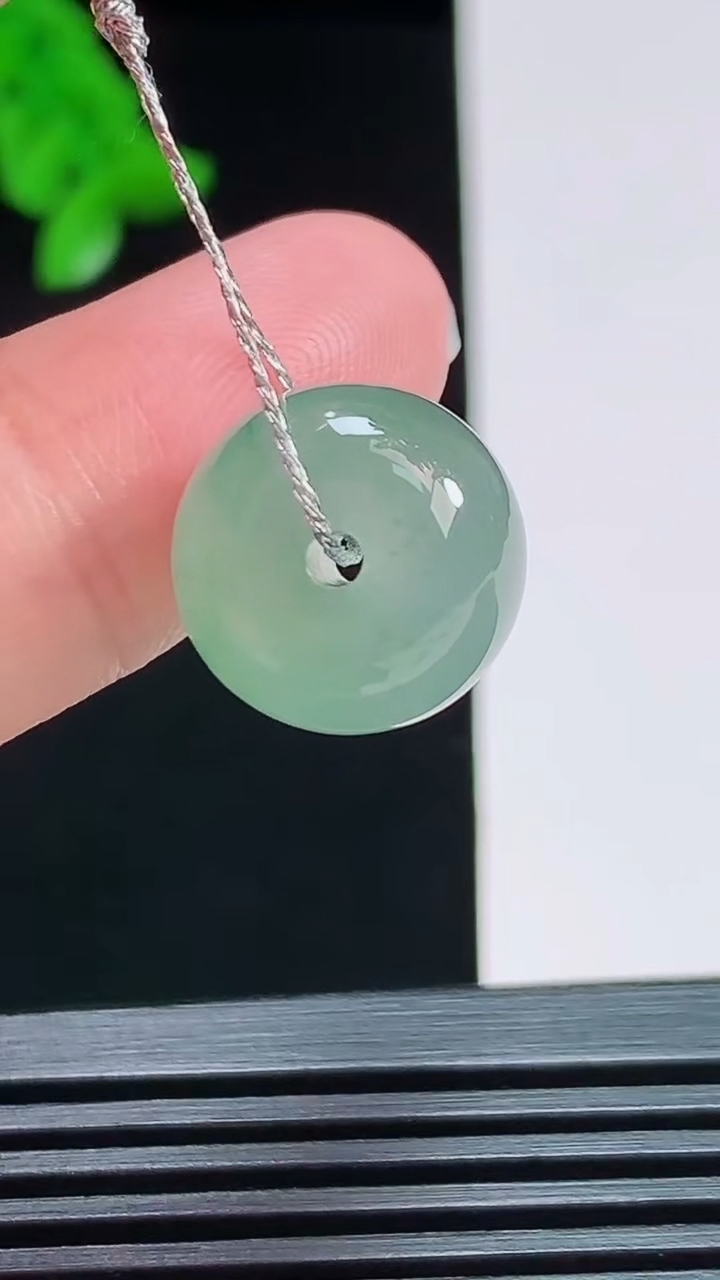 天然A货翡翠路路通吊坠，尺寸14.2-12 重量:5.00g
8月7日