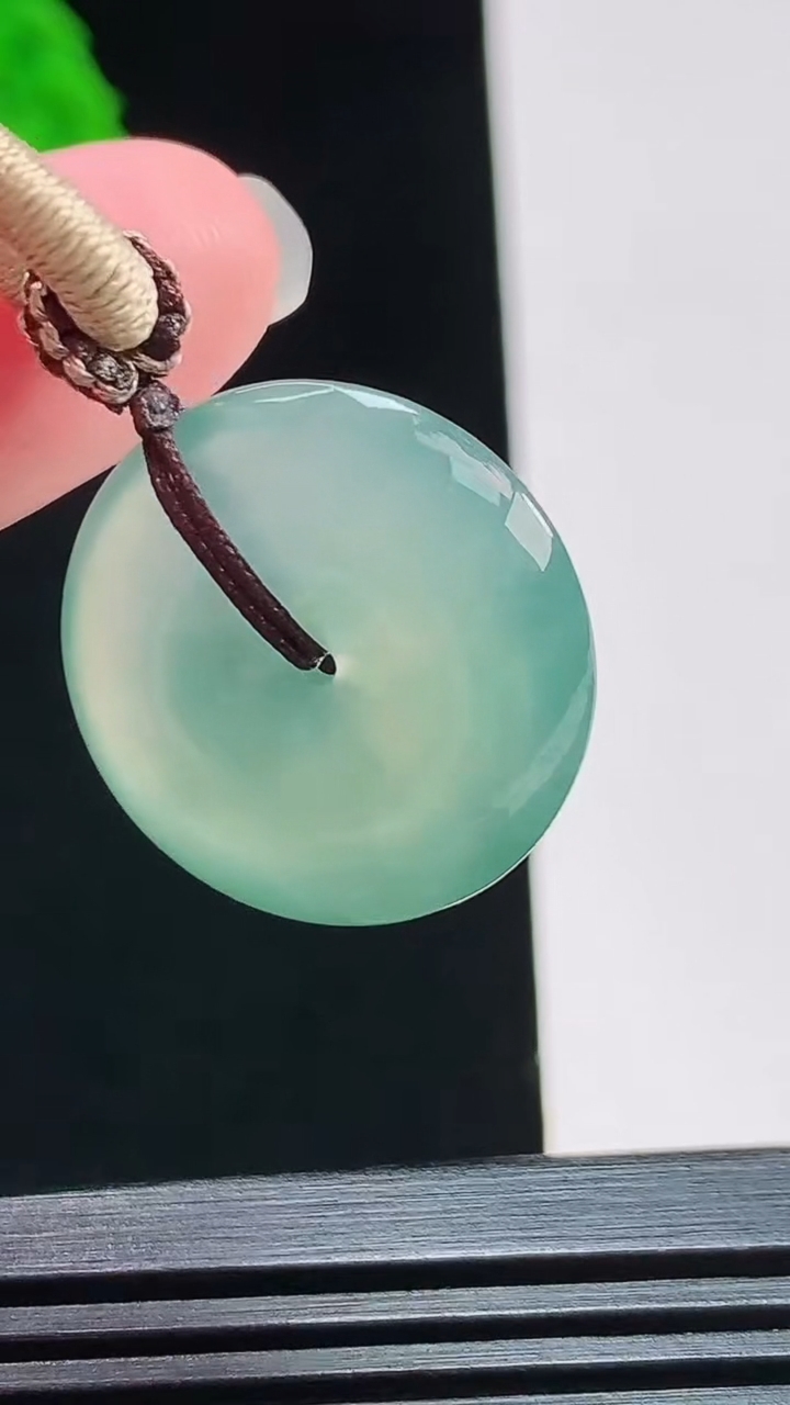 天然A货翡翠平安扣吊坠，尺寸22-5.5 重量:8.40g
8月7日