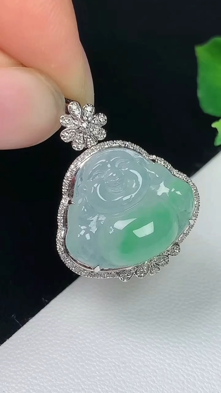天然A货翡翠佛公吊坠，尺寸24.7-20-10.7，裸石15-17.7，重量:3.95g
8月7日