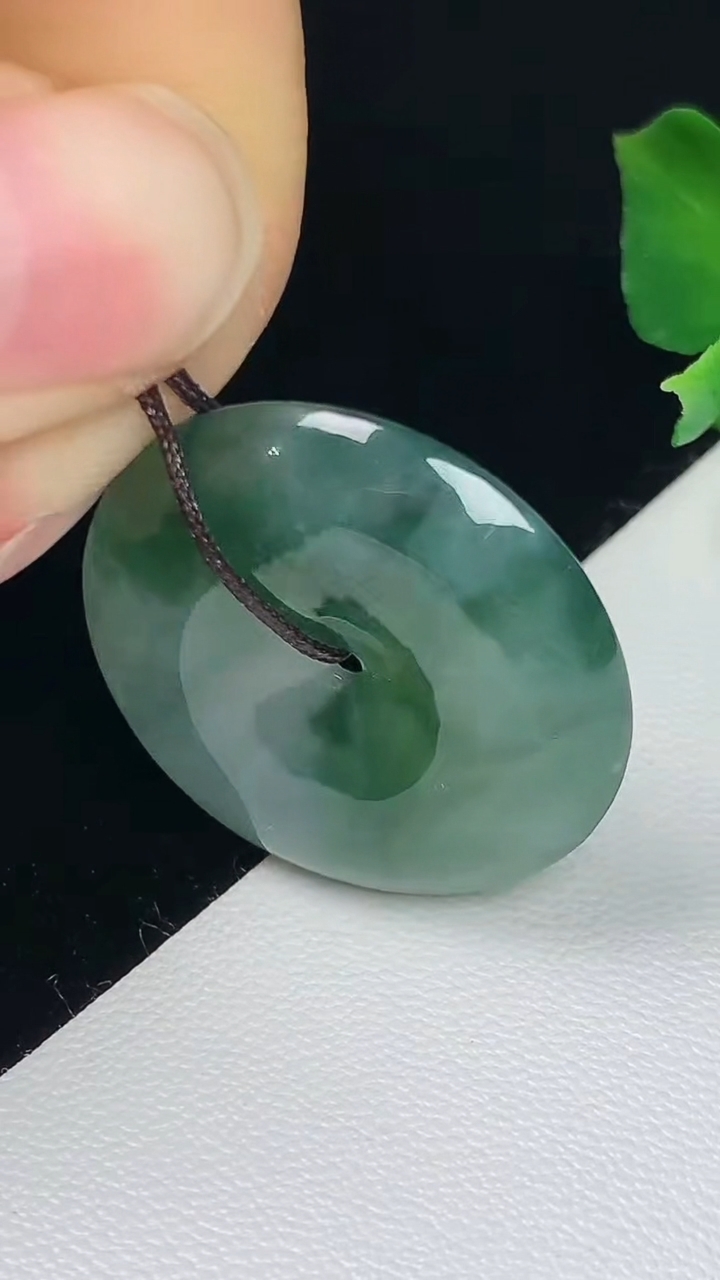 天然A货翡翠平安扣吊坠，尺寸26.3-6，重量:8.22g
8月7日