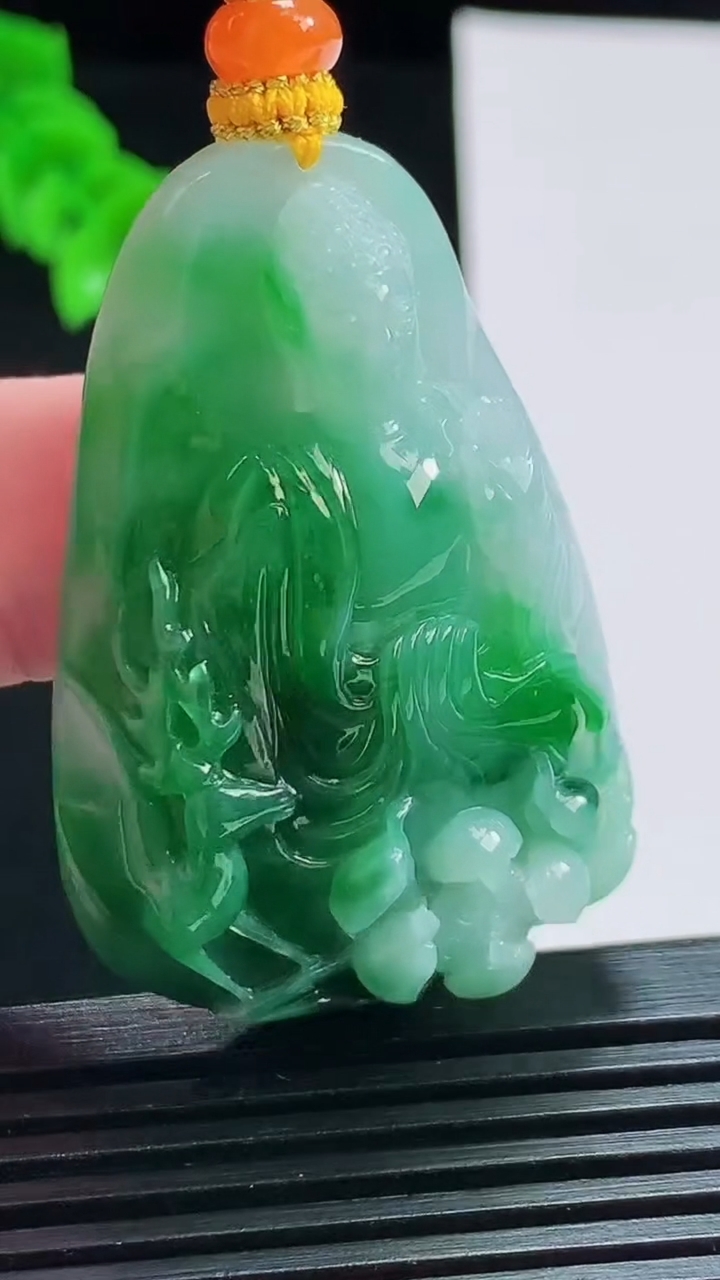 天然A货翡翠阿弥陀佛吊坠，尺寸44-31.5-13 重量:34.48g
8月7日