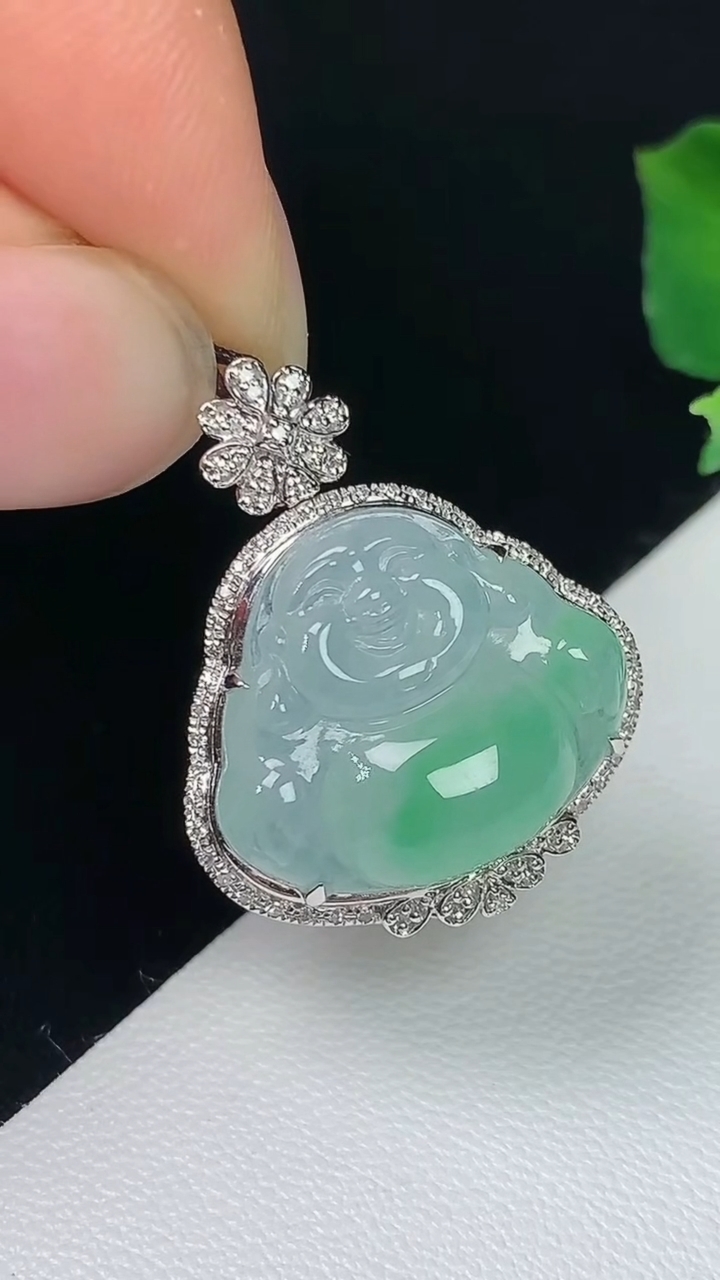 天然A货翡翠佛公吊坠，尺寸24.7-20-10.7，裸石15-17.7，重量:3.95g
8月7日