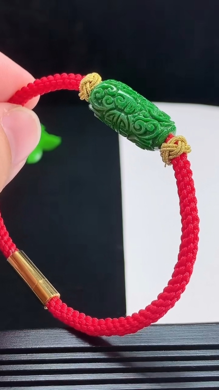 天然A货翡翠仿古路路通手绳，尺寸20.5-10-8 重量:6.31g
8月7日