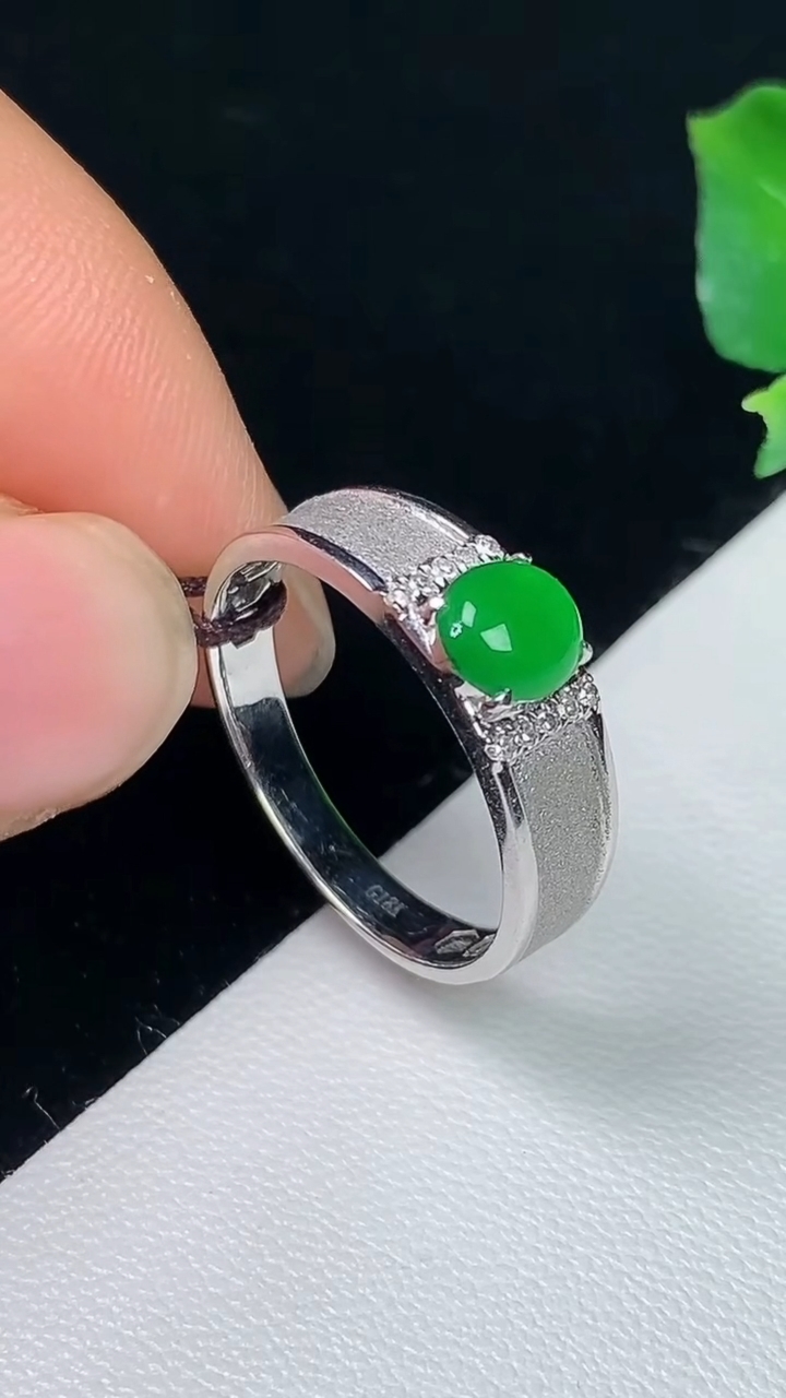 天然A货翡翠蛋面戒指，尺寸17.2-5.4-5，重量:2.72g2026年8月7日
工厂直销收藏佳品