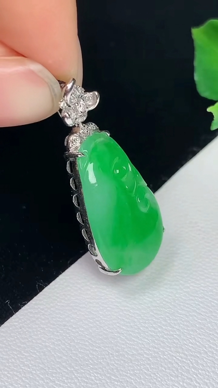 天然A货翡翠如意吊坠，尺寸20.2-12.3-5.5，重量:3.26g
8月7日