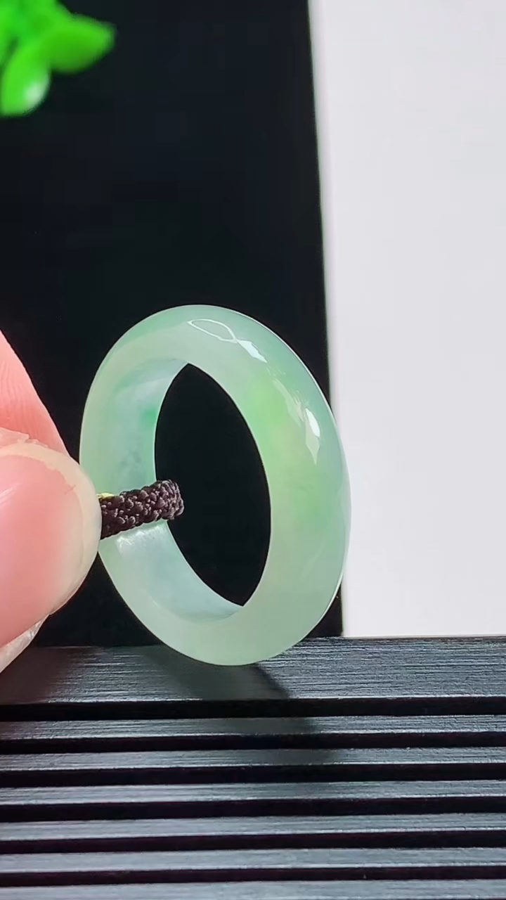 天然A货翡翠玉指环 戒指，尺寸17.2-5.2-3.5 重量:3.53g2026年8月7日
工厂直销