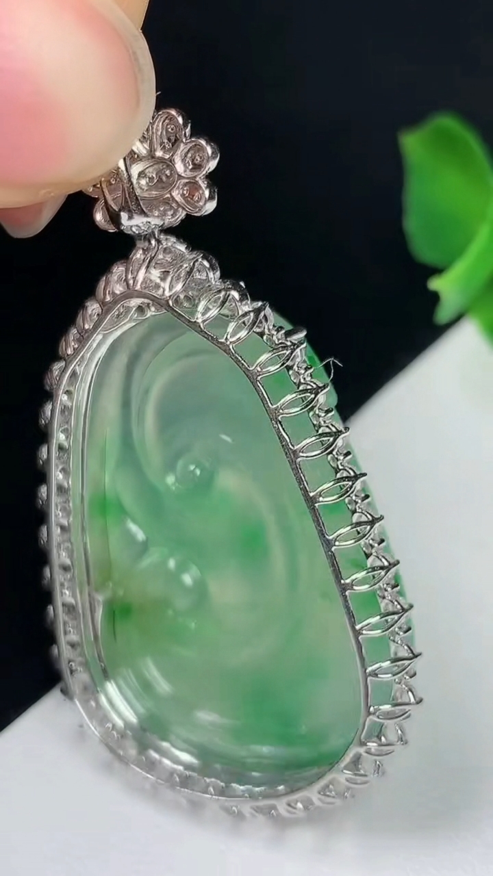 天然A货翡翠如意吊坠，尺寸48-28-10.3，裸石32.6-23.3，重量:10.71g
8月7日，重量:10.71g