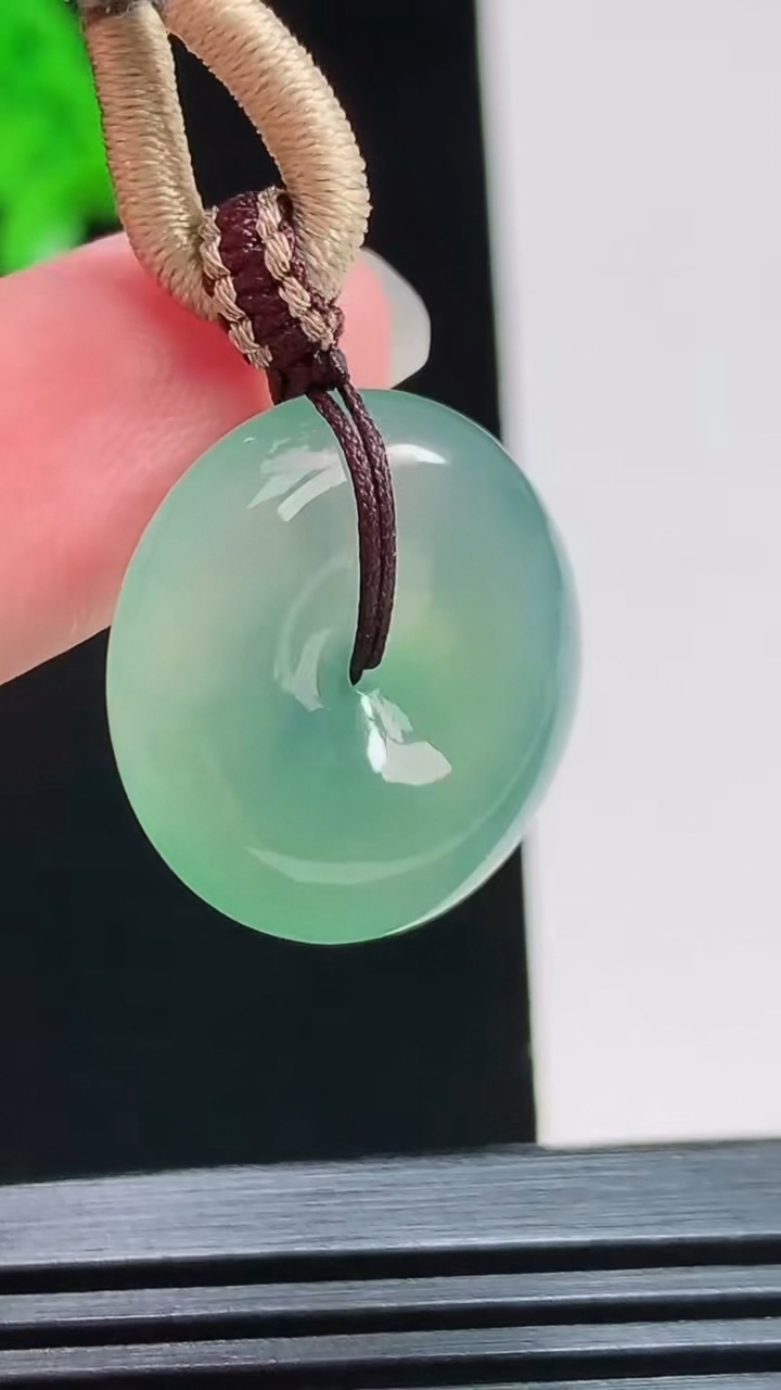 天然A货翡翠平安扣吊坠，尺寸22-5.5 重量:8.40g
8月7日