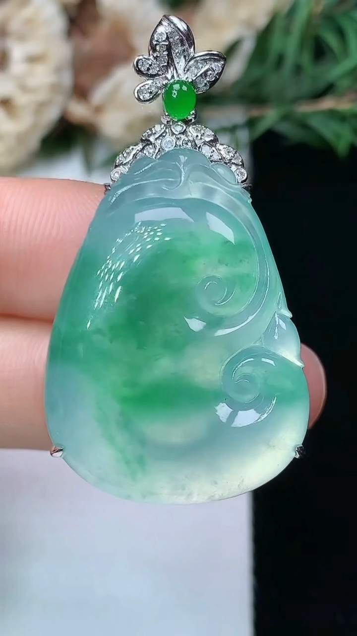 天然A货翡翠如意吊坠，尺寸30-22.4-9.7，重量:12.27g
8月7日