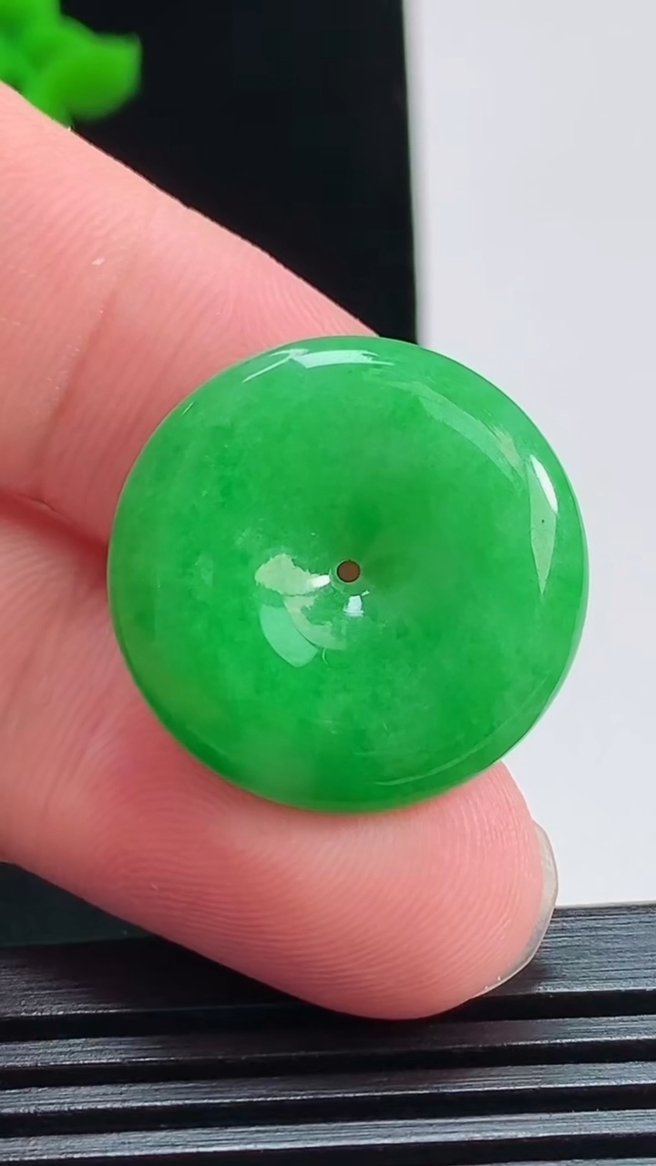 天然A货翡翠平安扣吊坠，尺寸23-5.2 重量:5.78g
8月7日