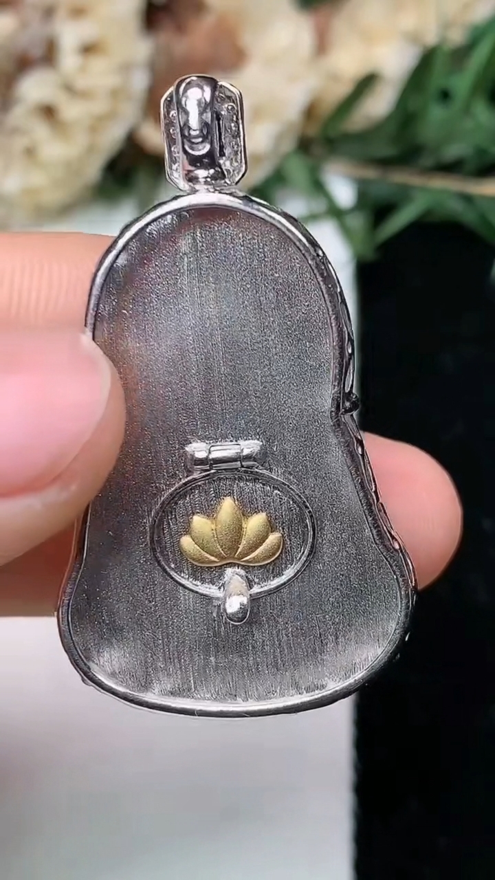 天然A货翡翠观音菩萨吊坠，尺寸32.3-22.5-7，重量:7.57g
8月7日