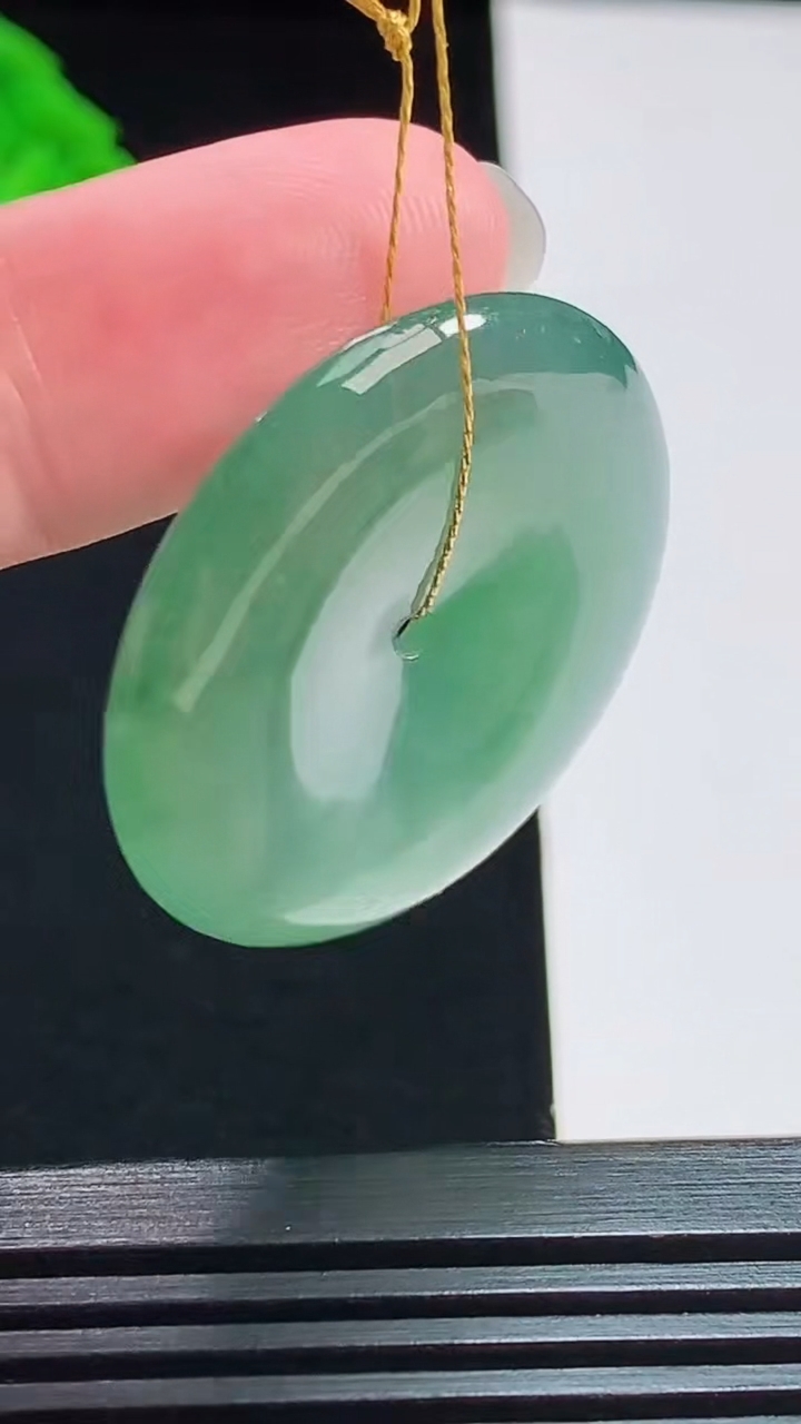 天然A货翡翠平安扣吊坠，尺寸32.5-5 重量:11.87g
8月7日