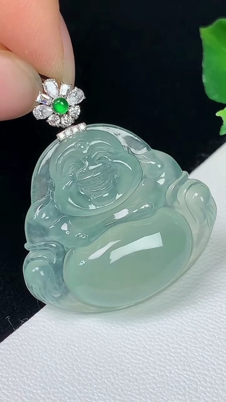 天然A货翡翠佛公吊坠，尺寸23.7-27.6-5.8，重量:6.00g
8月7日