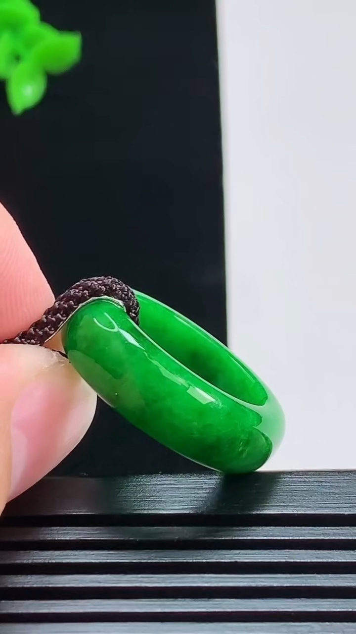 天然A货翡翠玉指环 戒指，尺寸17.5-7-4 重量:5.69g2026年8月7日
工厂直销收藏佳品,种好水足，色泽均匀，有种有色，上手高大气！