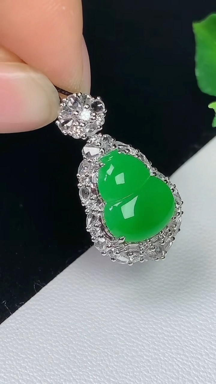 天然A货翡翠葫芦吊坠，尺寸24.4-13.6-9.2，裸石11.9-9.7，重量:3.48g
8月7日