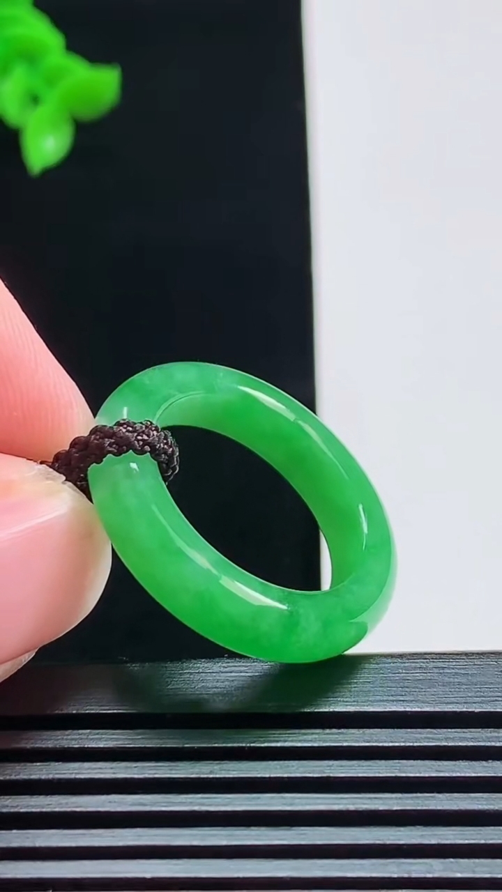 天然A货翡翠玉指环 戒指，尺寸18.3-5.2-4 重量:4.51g2026年8月7日
工厂直销收藏佳品,种好水足，色泽均匀，有种有色，上手高大气！