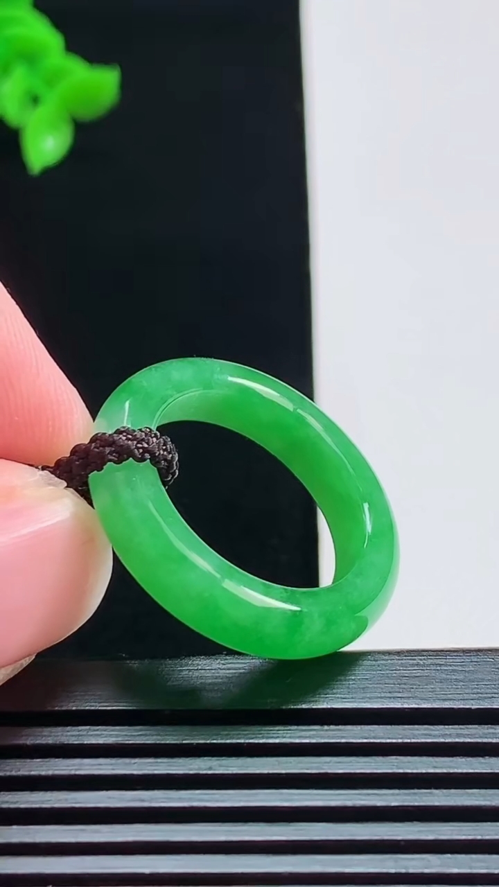 天然A货翡翠玉指环 戒指，尺寸18.3-5.2-4 重量:4.51g2026年8月7日
工厂直销收藏佳品,种好水足，色泽均匀，有种有色，上手高大气！
