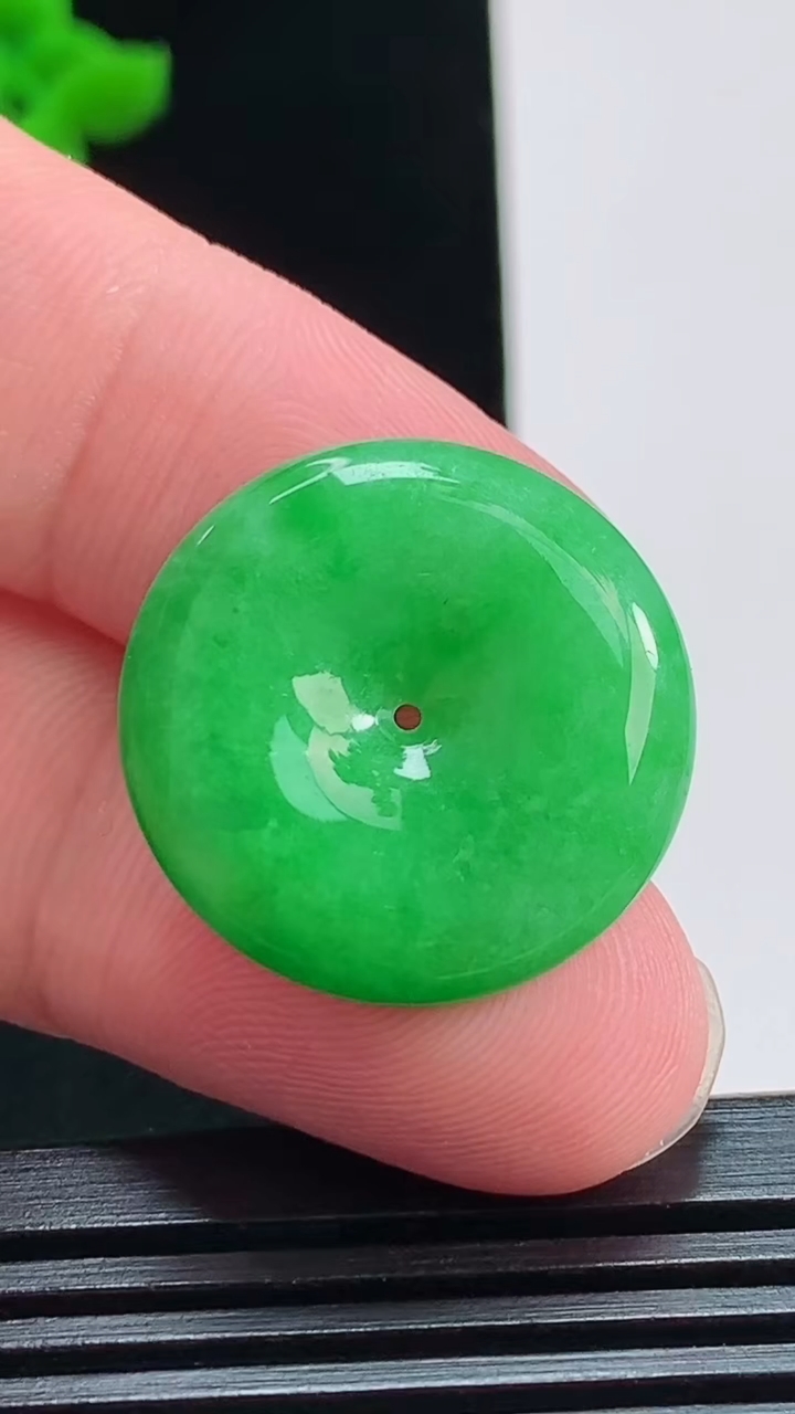 天然A货翡翠平安扣吊坠，尺寸23-5.2 重量:5.78g
8月7日
