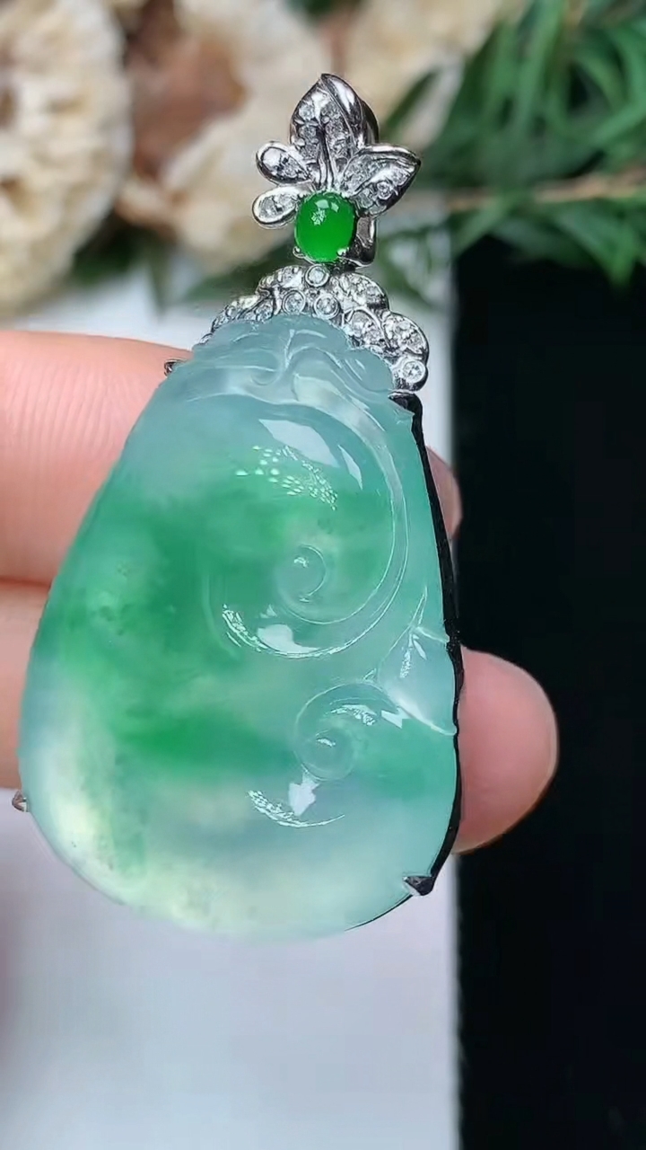 天然A货翡翠如意吊坠，尺寸30-22.4-9.7，重量:12.27g
8月7日