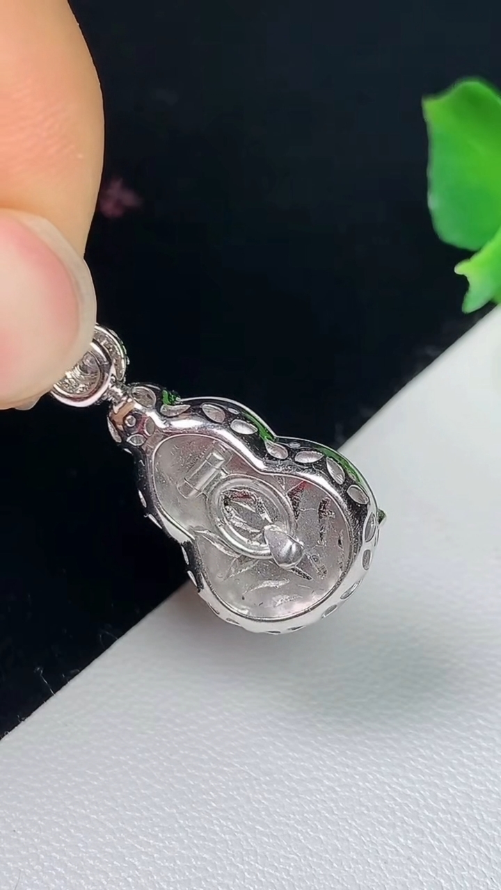 天然A货翡翠白冰葫芦吊坠，尺寸17-12.2-8.4，重量:3.71g
8月7日
