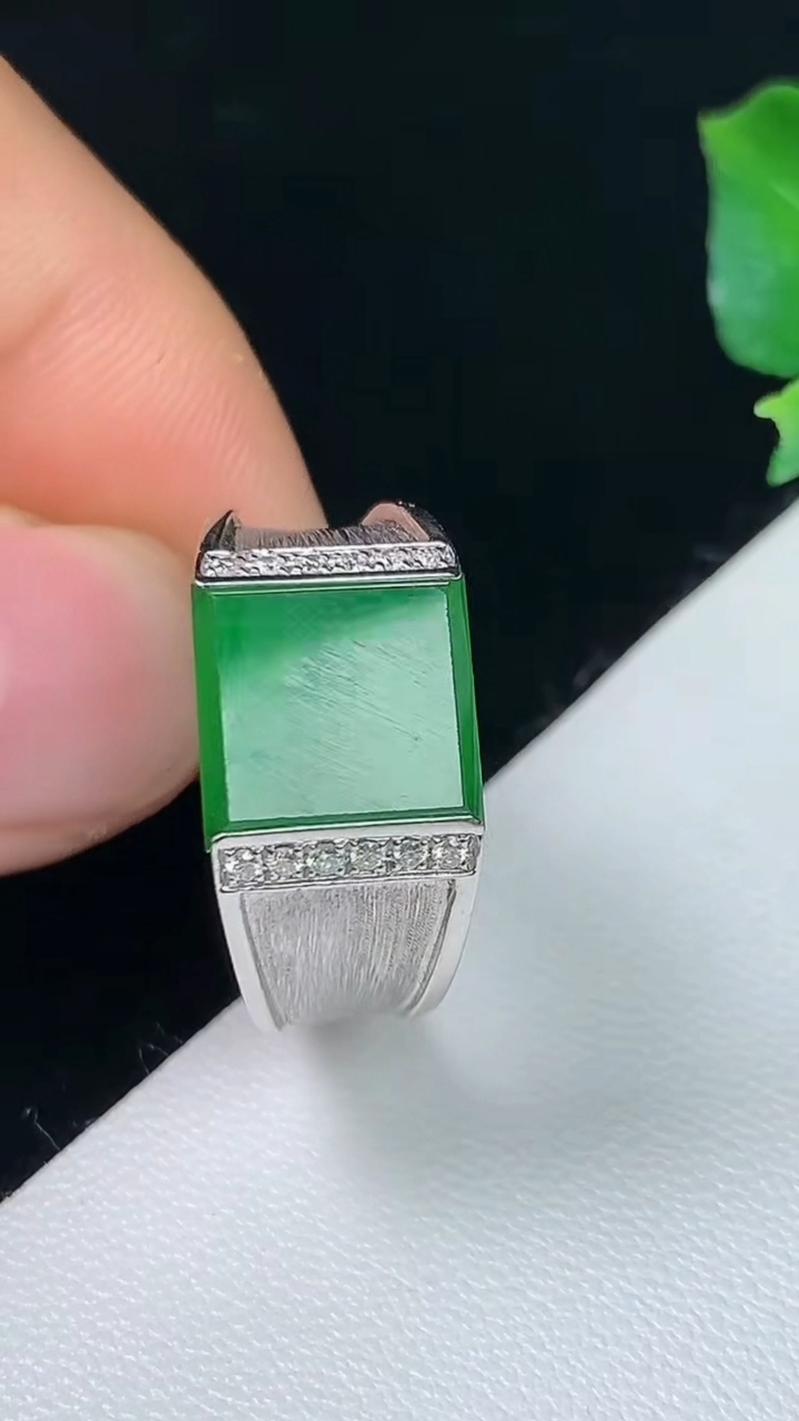 天然A货翡翠马鞍戒指，尺寸17-9-7.8，重量:3.28g2026年8月7日
工厂直销收藏佳品,种好水足，色泽均匀，有种有色，上手高大气！